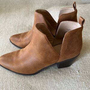 Brinley Co. Women's Deep Side V Classic Booties Size 7.5